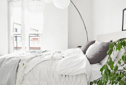 Monokróm lakás Olaszországban - Otthonos minimalizmus és egy cseppnyi vintage